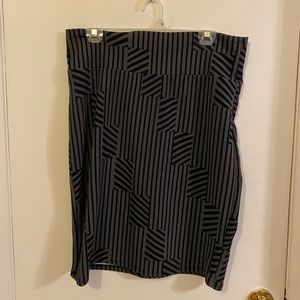 Lularoe Cassie Pencil Skirt. Size L. Like New. Black and gray pattern.
